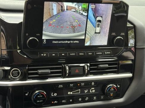Used 2024 Nissan Pathfinder SL AWD/4WD image 16