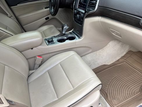Used 2018 Jeep Grand Cherokee Overland AWD/4WD image 19