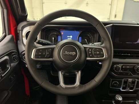 Used 2025 Jeep Wrangler Unlimited Sahara AWD/4WD image 17