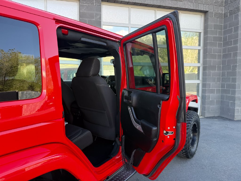 Used 2018 Jeep Wrangler Unlimited Sahara w/ Max Tow Package AWD/4WD image 24