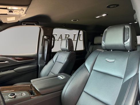 Used 2024 Cadillac Escalade Luxury AWD/4WD image 9