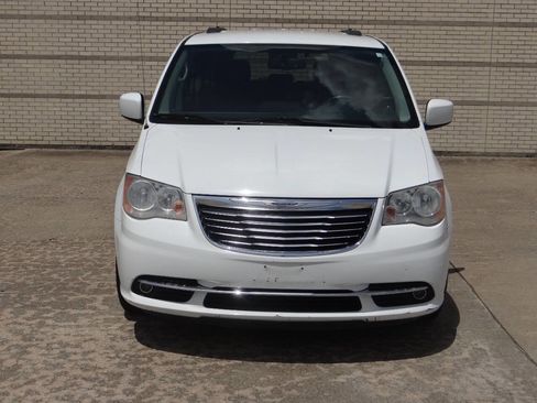 Used 2014 Chrysler Town & Country Touring image 3
