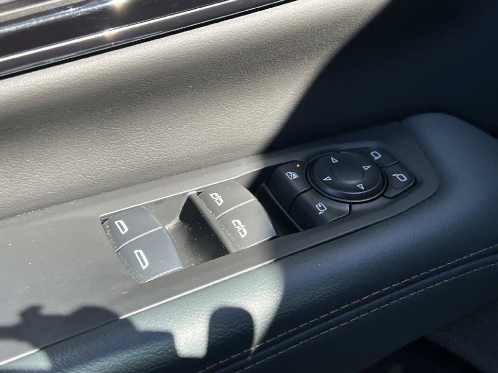 Used 2025 GMC Yukon XL AT4 AWD/4WD image 15