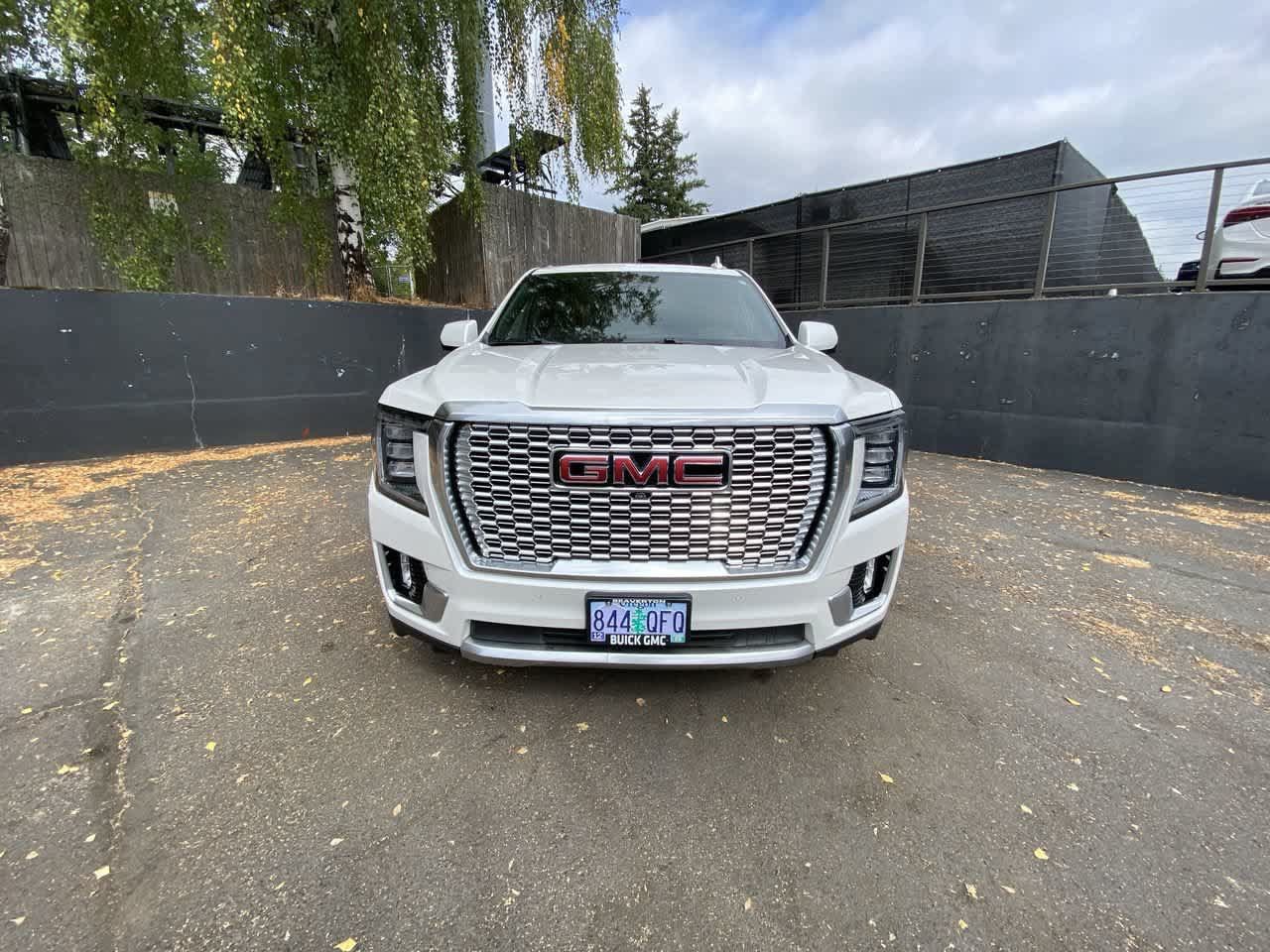 Used 2021 GMC Yukon XL Denali w/ Denali Ultimate Package AWD/4WD image 9