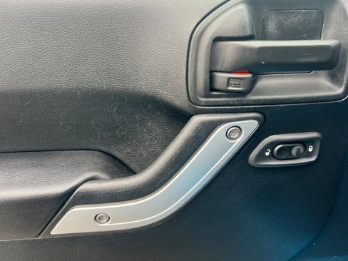 Used 2017 Jeep Wrangler Unlimited Rubicon w/ Connectivity Group image 13