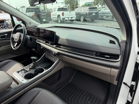 Used 2025 Kia Carnival EX FWD image 18