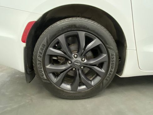 Used 2018 Chrysler Pacifica Limited w/ S Appearance Package image 17