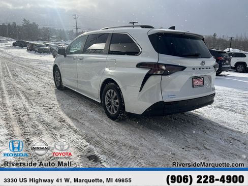 Used 2024 Toyota Sienna XLE image 6