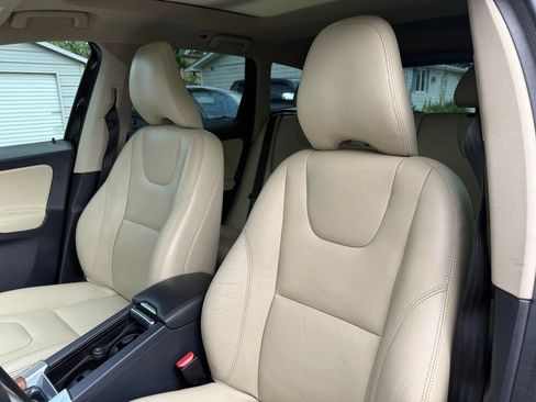 Used 2017 Volvo XC60 T5 Inscription w/ Preferred Option Package FWD image 11