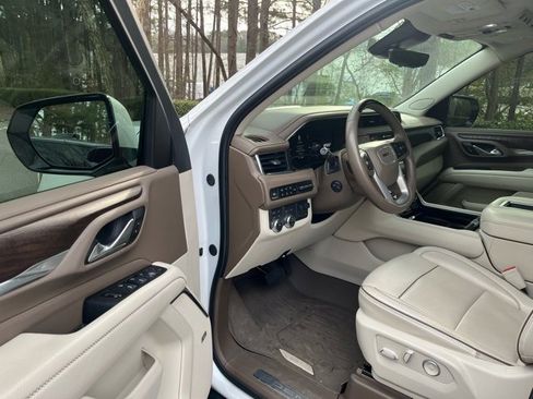 Used 2024 GMC Yukon Denali w/ Advanced Technology Package image 4