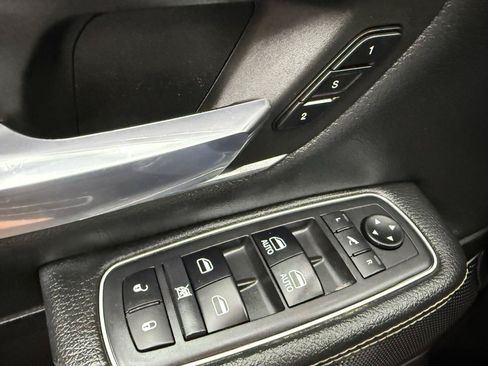 Used 2019 RAM 1500 Laramie AWD/4WD image 9