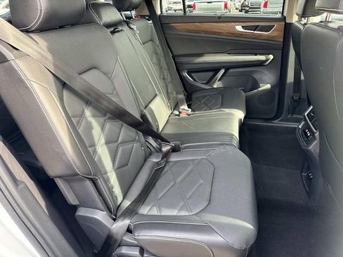 Used 2025 Volkswagen Atlas SE image 23