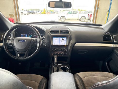 Used 2017 Ford Explorer XLT w/ Equipment Group 202A AWD/4WD image 27