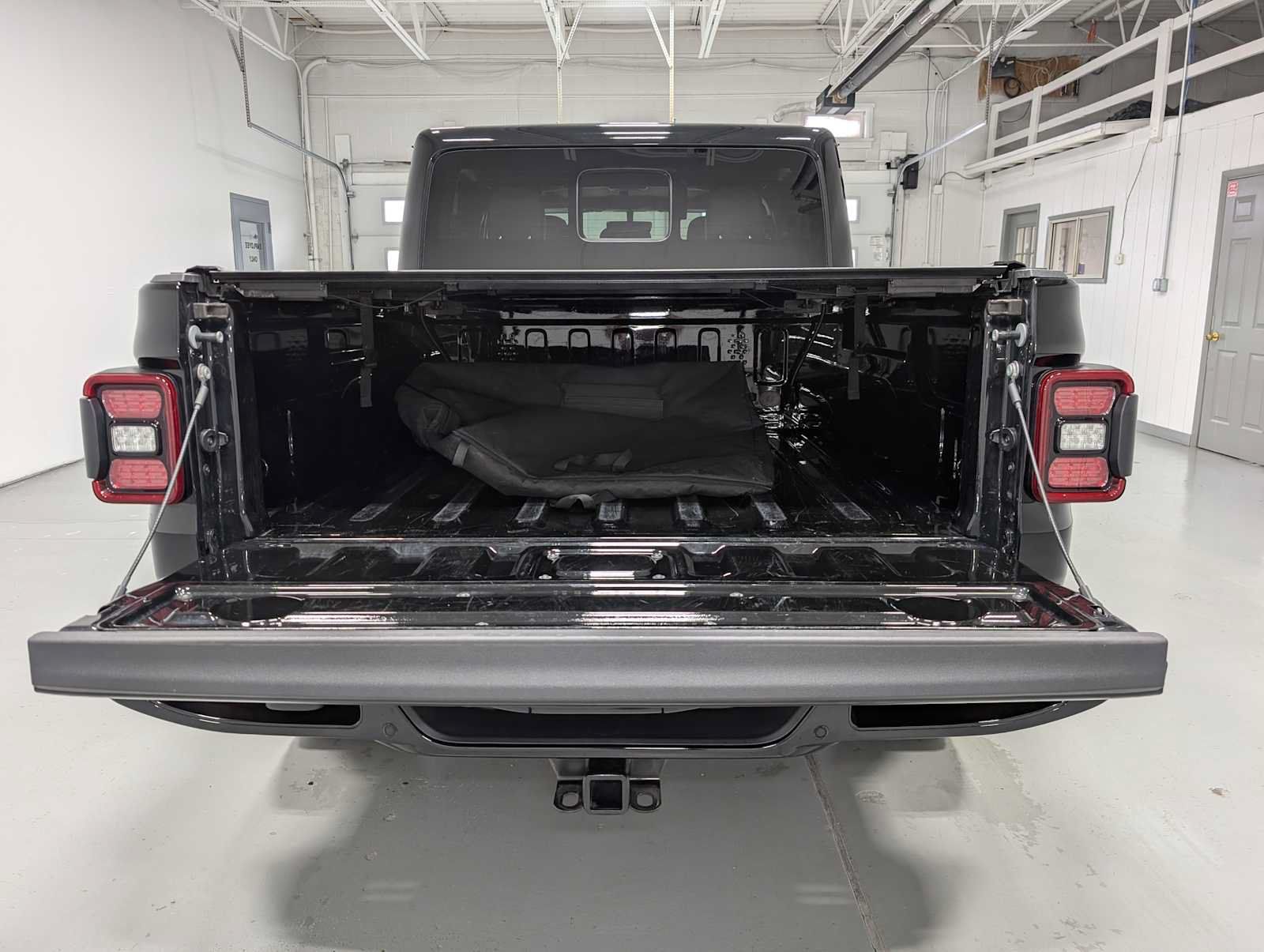 Used 2023 Jeep Gladiator Overland AWD/4WD image 39