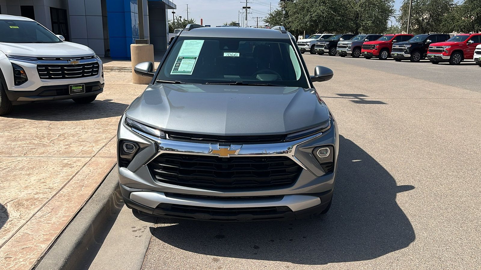 Used 2025 Chevrolet TrailBlazer LT FWD image 2