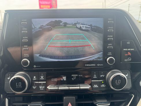 Used 2021 Toyota Highlander XLE AWD/4WD image 25