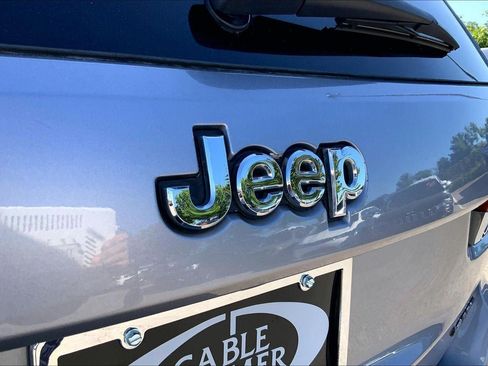 Used 2017 Jeep Grand Cherokee Laredo AWD/4WD image 29