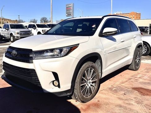 Used 2018 Toyota Highlander SE image 1