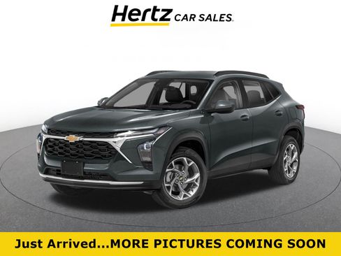 Used 2025 Chevrolet Trax LT FWD image 1