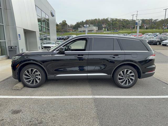 Used 2025 Lincoln Aviator AWD image 2