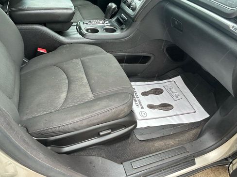 Used 2014 GMC Acadia SLE FWD image 12