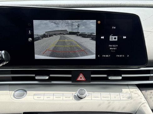 Certified 2025 Hyundai Elantra Limited FWD image 6