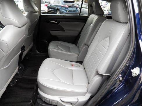 Used 2020 Toyota Highlander XLE AWD/4WD image 10