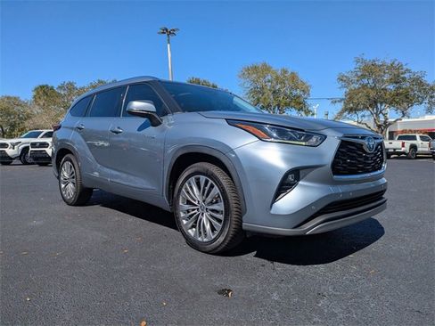 Used 2021 Toyota Highlander Platinum image 2