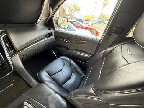 Used 2019 Cadillac Escalade ESV Luxury image 55