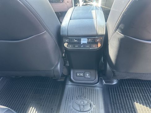 Used 2025 Toyota Highlander Platinum AWD/4WD image 14