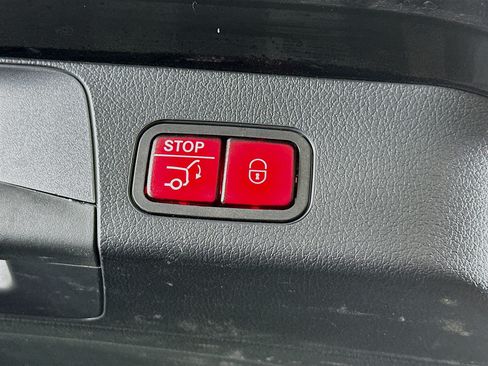 Used 2025 Mercedes-Benz GLB 250 4MATIC image 31