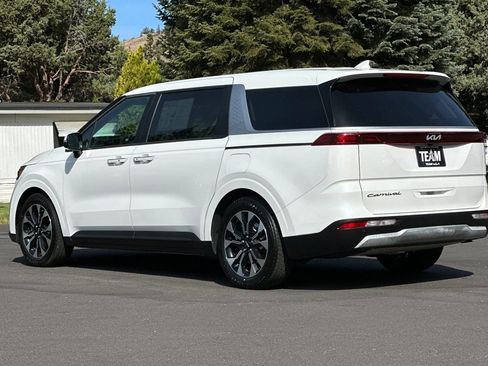 Used 2022 Kia Carnival EX FWD image 6