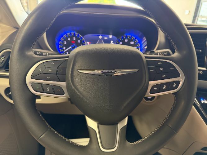 Used 2024 Chrysler Pacifica Touring-L FWD image 22