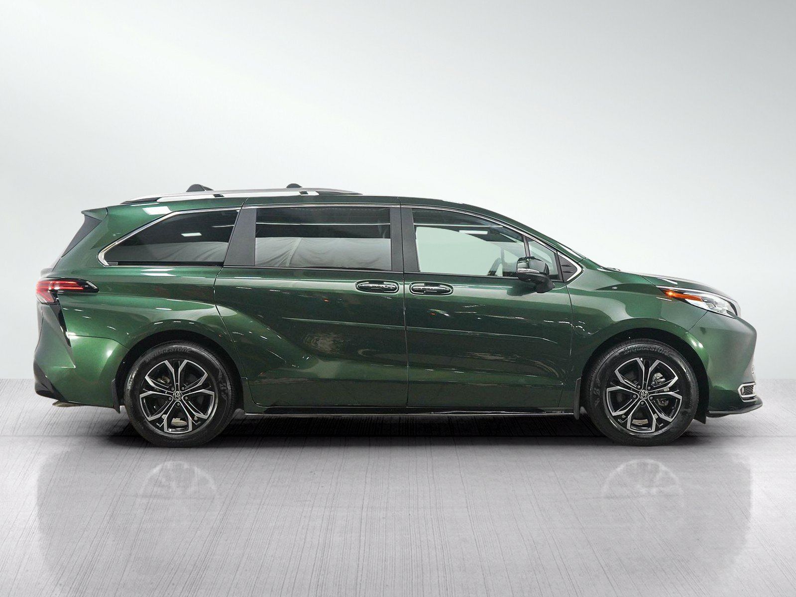 Used 2025 Toyota Sienna Platinum AWD/4WD image 6
