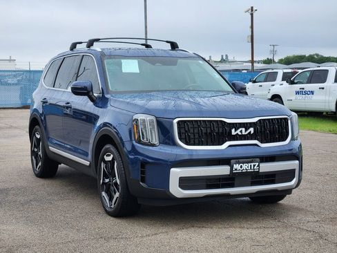 Used 2025 Kia Telluride EX w/ EX Captain's Chair Package image 3