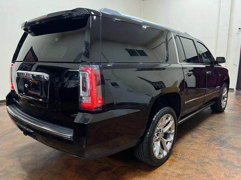 Used 2020 GMC Yukon XL Denali w/ Denali Premium Package RWD image 9