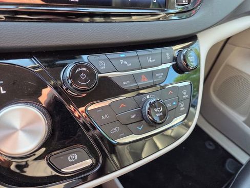 Used 2023 Chrysler Pacifica Touring-L FWD image 16