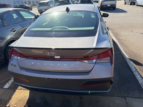 Used 2025 Hyundai Elantra Sport image 11