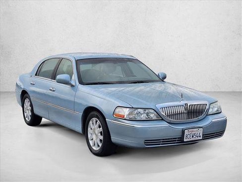 Used 2011 Lincoln Town Car Signature Limited image 3