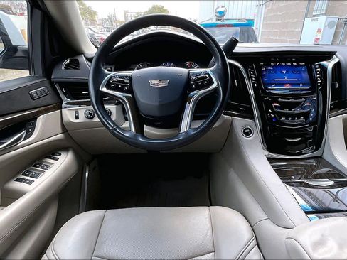 Used 2018 Cadillac Escalade Luxury image 5