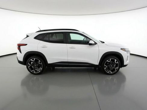 Used 2025 Chevrolet Trax LT image 11