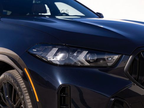 Certified 2025 BMW X6 xDrive40i image 10