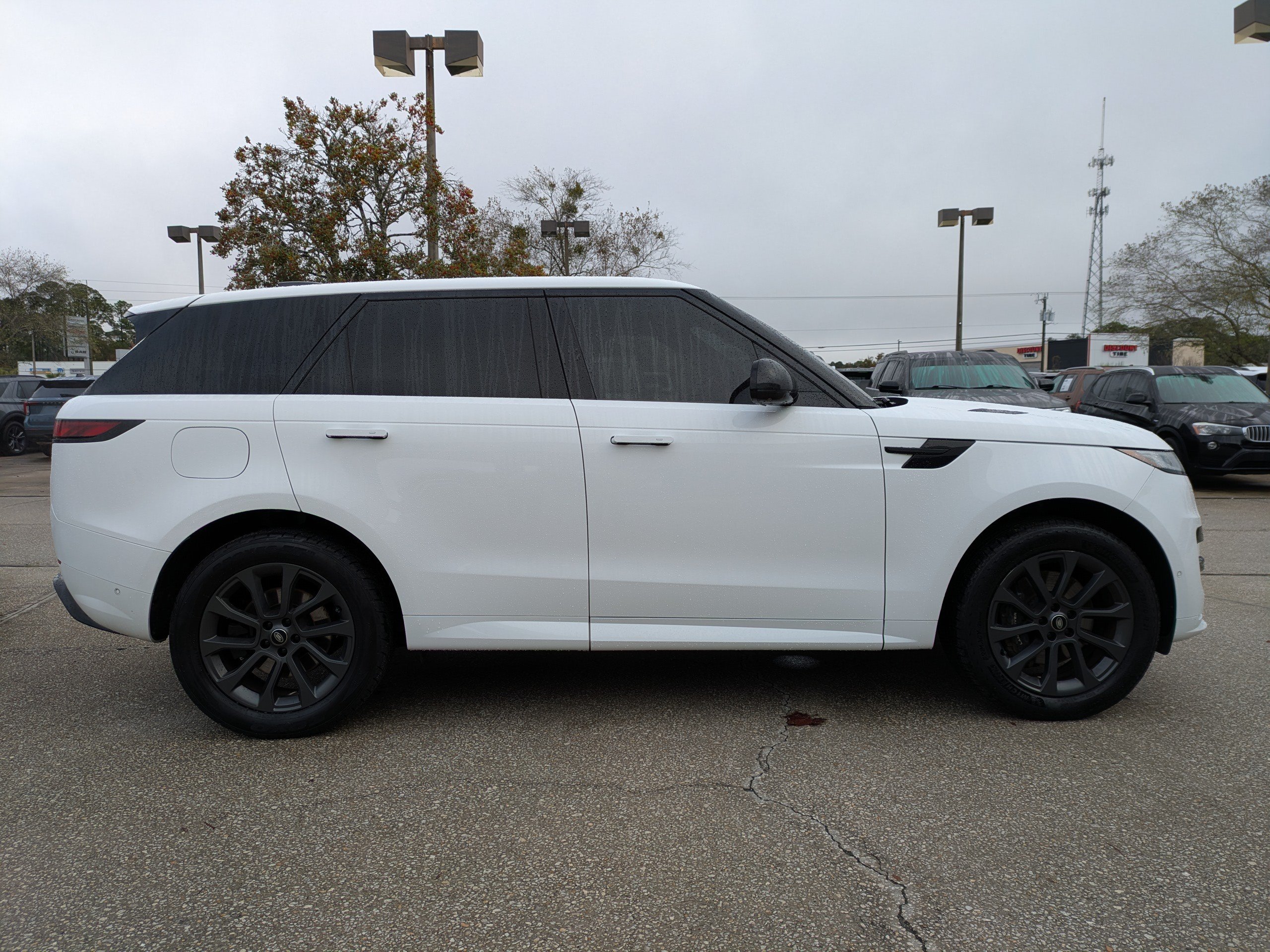 Used 2024 Land Rover Range Rover Sport Dynamic SE AWD/4WD image 3