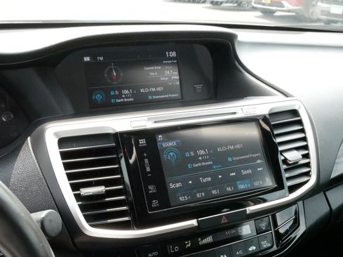 Certified 2017 Honda Accord EX-L image 22