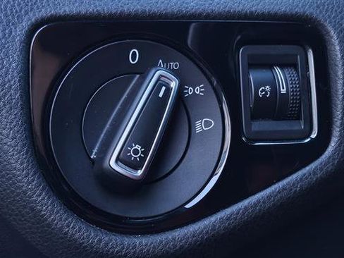 Used 2018 Volkswagen Golf R 4-Door image 14