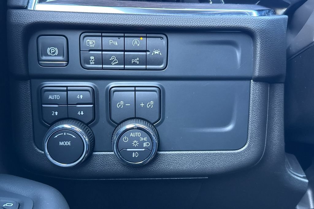 Used 2025 Chevrolet Suburban Z71 AWD/4WD image 33