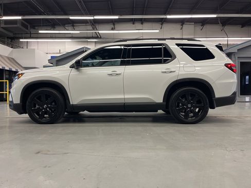 Used 2025 Honda Pilot Black Edition image 4