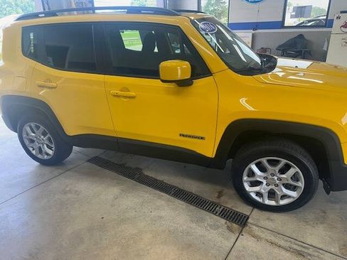 Used 2016 Jeep Renegade Latitude w/ Popular Equipment Group AWD/4WD image 8