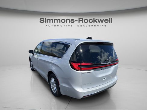 Used 2024 Chrysler Pacifica Touring-L FWD image 3
