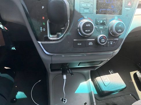 Used 2017 Toyota Sienna LE AWD/4WD image 18